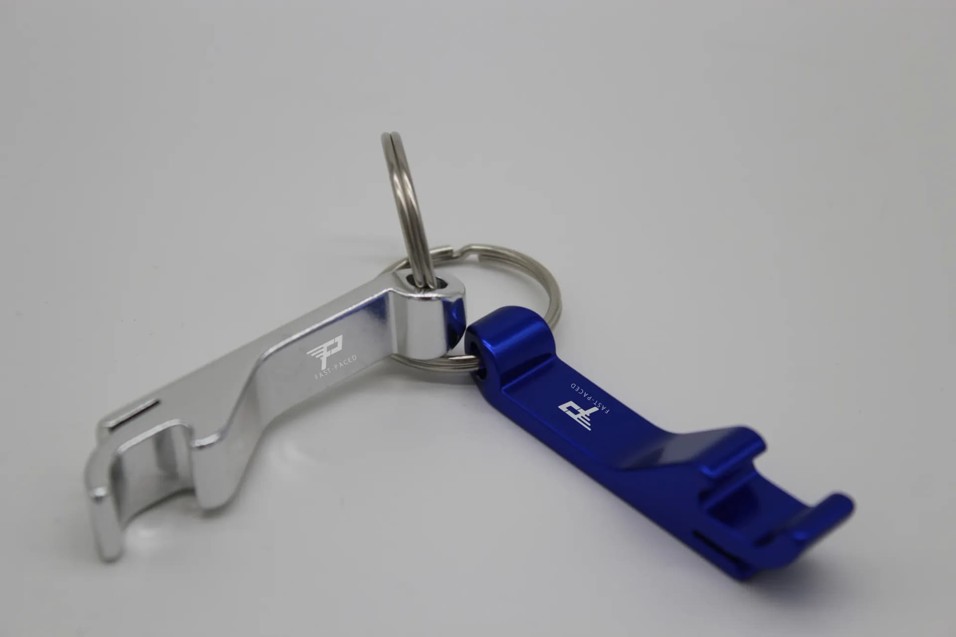 Flaschenöffner aus Metall in Silber und Blau am Schlüsselring