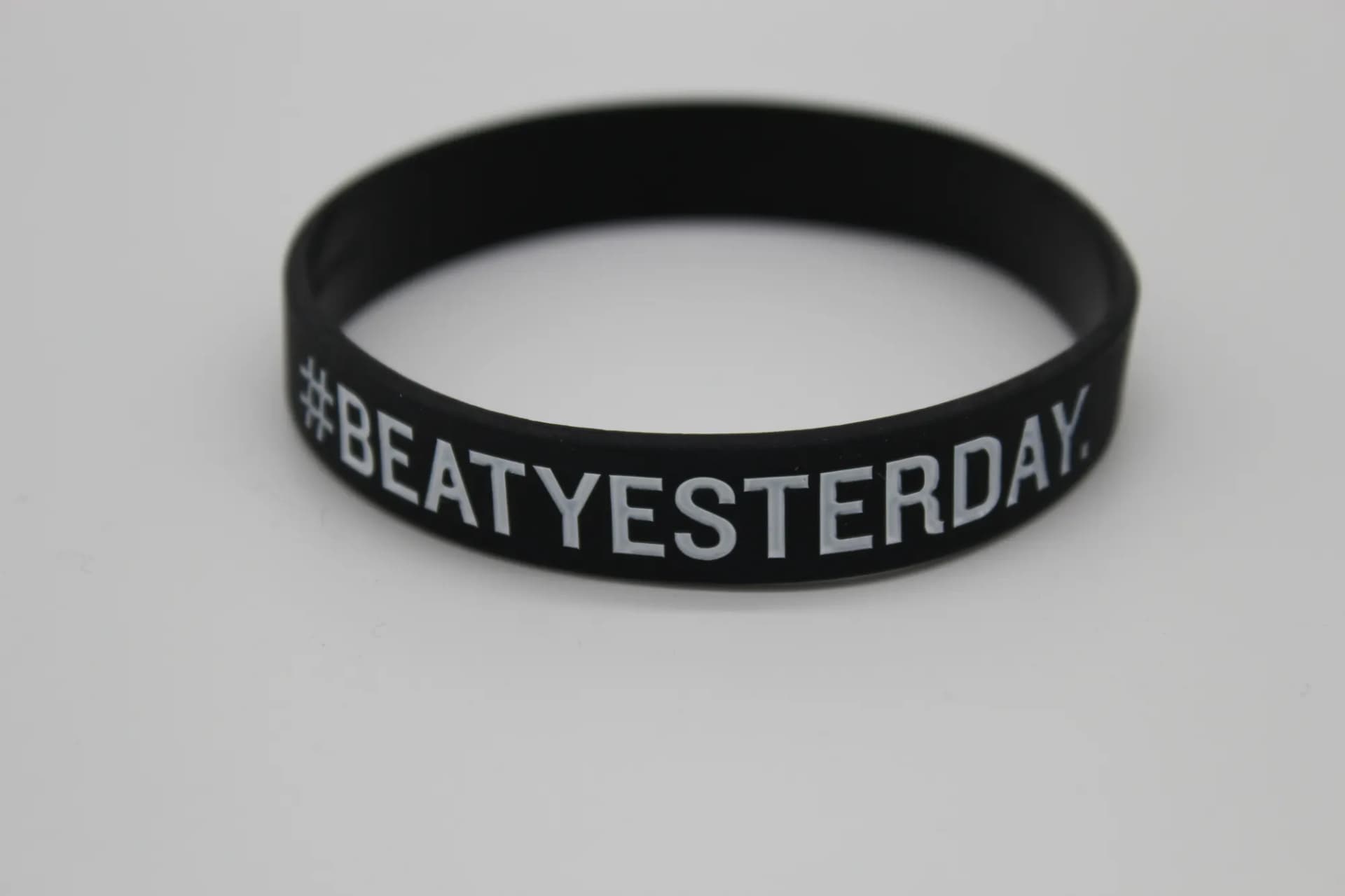 Schwarzes Silikon-Armband mit weißem Schriftzug